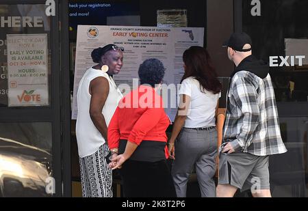 Orlando, Stati Uniti. 24th Ott 2022. La gente arriva a votare presso il Supervisore delle elezioni della contea di Orange il primo giorno di votazione anticipata per le elezioni generali di medio termine del 2022 a Orlando. Con il giorno delle elezioni a soli 15 giorni di distanza, le votazioni anticipate sono già in corso in 34 stati e nel Distretto di Columbia, con alcuni stati che hanno infranguto i record delle votazioni anticipate. Credit: SOPA Images Limited/Alamy Live News Foto Stock