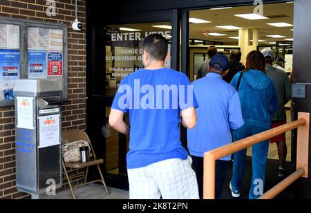 Orlando, Stati Uniti. 24th Ott 2022. La gente arriva a votare presso il Supervisore delle elezioni della contea di Orange il primo giorno di votazione anticipata per le elezioni generali di medio termine del 2022 a Orlando. Con il giorno delle elezioni a soli 15 giorni di distanza, le votazioni anticipate sono già in corso in 34 stati e nel Distretto di Columbia, con alcuni stati che hanno infranguto i record delle votazioni anticipate. Credit: SOPA Images Limited/Alamy Live News Foto Stock