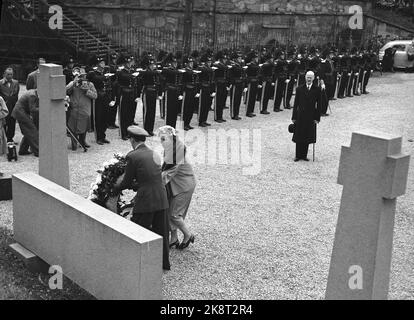 Oslo19530506. La regina Giuliana e il principe Bernhard dei Paesi Bassi in tre giorni ufficialmente visitano la Norvegia. Qui vediamo la regina Giuliana mettere una corona sul monumento a caduto nella guerra ad Akershus. King Haakon (t.H.). FOTO: VALLDAL NTB / NTB Foto Stock