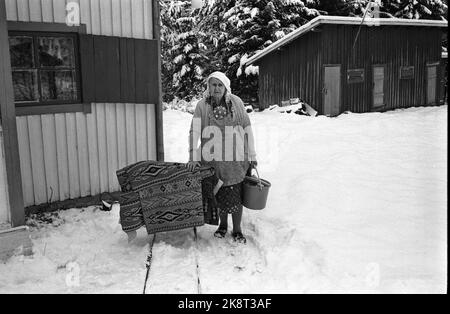 Våler, Solør marzo 1973: Tater-Milla (nato intorno al 1867) fotografato a casa sua a Våler, 86 anni. Porta tiro, orecchini e argento. Il suo nome completo era Jenny Emilie Pettersen. Foto: Ivar Aaserud / corrente / NTB Foto Stock