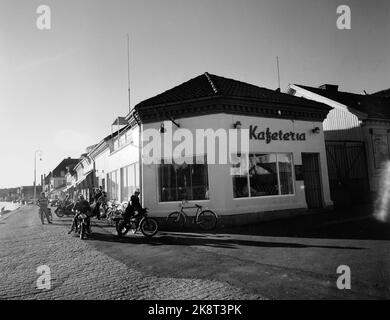 Fredrikstad 8 agosto 1959. Ai giovani motociclisti di Fredrikstad è stato assegnato un nuovo luogo d'incontro al caffè Stortorvets, rinominato dai giovani 'Totaker'n'. Qui dall'esterno della caffetteria. Foto: Aage Storløkken / corrente / NTB Foto Stock