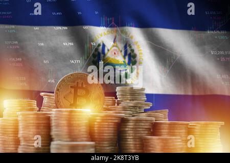 El Salvador bandiera e grande quantità di monete d'oro bitcoin e grafico piattaforma di trading. Concetto di valuta Crypto Foto Stock