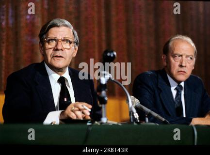 Oslo 19790712. Helmut Schmidt, Cancelliere della Germania occidentale, visita la Norvegia. Insieme al primo Ministro Odvar Nordli (t.H.) durante la conferenza stampa nell'edificio del governo. Foto Bjørn Sigurdsøn / NTB / NTB Foto Stock