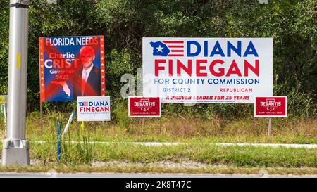Charlie Crist Governor 2022 segno di elezione con vernice spray rosso 'X' sul lato della strada in Citrus County - Homosassa, Florida, USA Foto Stock