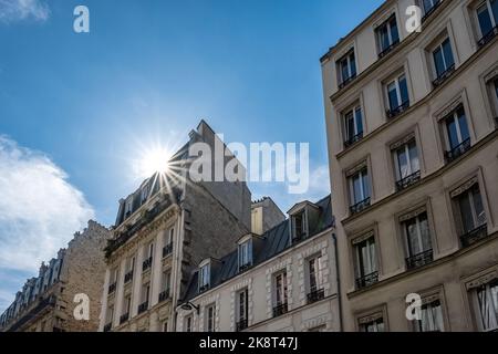 Parigi, facciate tipiche, antichi edifici a Montmartre Foto Stock