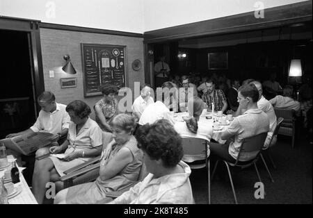 Sydney 19700418 Heilnorsk in Australia la Chiesa dei marinai norvegesi a Sydney è un punto d'incontro principalmente per i marittimi norvegesi che navigano tra porti stranieri. Questo è ciò che appare nei locali della Chiesa dei marinai in una regolare notte quotidiana. Uomini e donne bevono caffè. Foto: Sverre A. Børretzen / corrente / NTB Foto Stock