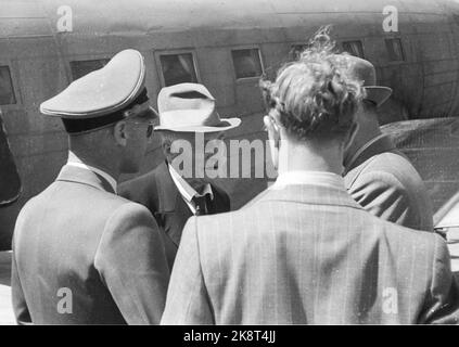 Oslo 19430628 autore Knut Hamsun, all'arrivo a Fornebu dopo la sua visita in Germania. Ricezione di nazisti. Foto: Aage Kihle / NTB / NTB. Foto Stock