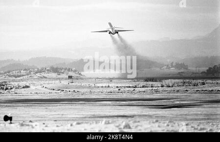 Fornebu 19730310 quanto è sicuro volare? Cosa si fa per rendere il nostro volo il più sicuro possibile? È la tecnica o l'uomo stesso che fallisce i disastri aerei? Il volo decolora dalla pista di Fornebu. Foto: Sverre A. Børretzen / corrente / NTB Foto Stock