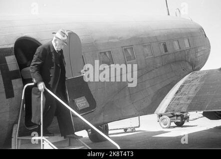 Oslo 19430628 autore Knut Hamsun, all'arrivo a Fornebu dopo la sua visita in Germania. 28-06-1943 Egli esce dall'aereo e scende le scale. NTB, Norvegia. Foto Stock