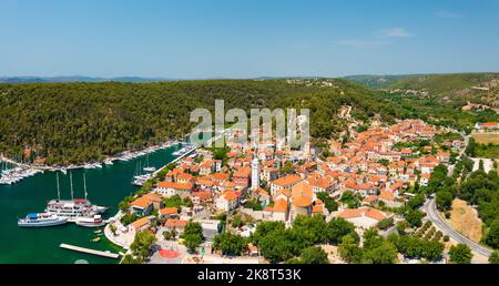 Veduta aerea di Skradin, una piccola cittadina nella contea di Sibenik-Knin in Croazia. Si trova vicino al fiume Krka e all'ingresso del parco nazionale di Krka Foto Stock