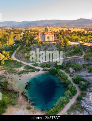 La vista aerea sulla sorgente del fiume Cetina (Izvor Citine), conosciuta anche come l'occhio della Terra, è un'incredibile sorgente carsica. Foto Stock