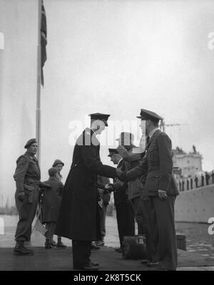 Oslo 19450607: Giornate della pace 1945. Una folla esultante a Honnørbryggen ha accolto la famiglia reale in Norvegia il 7 giugno 1945. Qui re Haakon è accolto. TV. Al flagpole, il principe ereditario Olav. Foto: NTB / NTB cartella NTB: Royal. Foto Stock