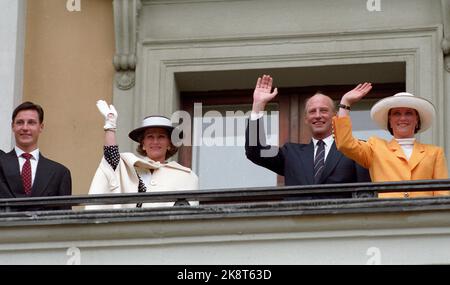 Oslo 199308: Matrimonio reale d'argento. La coppia reale norvegese, la regina Sonja e il re Harald, celebrano il loro matrimonio d'argento con una cena di gala e danza al castello. Foto: La famiglia reale sul balcone del castello. La coppia reale ondeggia dal balcone del castello insieme al principe ereditario Haakon e alla principessa Märtha Louise. (Regina in tuta nera con puntini bianchi. Mantello bianco. Guanti bianchi. Cappello bianco e nero. La principessa in tuta gialla con cappello bianco.) Foto: Lise Åserud Foto Stock