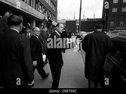 Oslo 1966 maggio Gran Bretagna 66: Per due settimane in aprile e maggio, il Regno Unito ha fatto il suo marchio su Oslo con una commercializzazione su larga scala del commercio e del turismo britannici. Molti ospiti celebrità sono venuti ad Oslo in occasione della fiera, tra cui il Principe Filippo del Regno Unito. Il principe voleva vivere Oslo come un pedone, e qui è in viaggio fino a Borggården presso il municipio. Foto: Storløkken e Aaserud / corrente / NTB Foto Stock