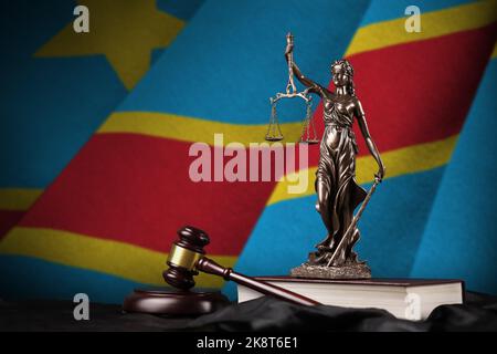 Bandiera della Repubblica democratica del Congo con statua di giustizia, costituzione e martello giudice su drappeggi neri. Concetto di giudizio e di punizione Foto Stock