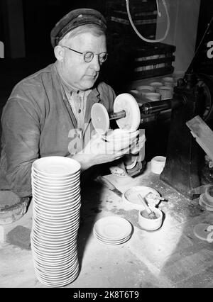 Porsgrunn, gennaio 1947 interni e vita lavorativa di Porsgrunds Porselænsfabrik, che ha iniziato la produzione di beni di consumo per le case. Qui la produzione è aumentata gradualmente. Figura 7: È facile sollevare dossi ed elevazioni su barili e tazze. Gli oggetti vengono ispezionati e tutti gli urti vengono avvertiti. Solo lavori di qualità possono lasciare la fabbrica. (Porsgrund Porselænsfabrik) Foto: TH. Scotaam / corrente / NTB Foto Stock