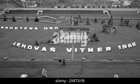 Oslo 19650626 «notte del Signore a Ullevål» durante alcune ore notturne dopo la vittoria sulla Jugoslavia, lo stadio Ullevaal, testimone del Signore, si trasformò nell'arena per un grande convegno religioso. Sul tappeto erboso, un piccolo ramo di seduta, un gesto al turismo e agli ospiti stranieri. Foto: Aage Storløkken / corrente / NTB Foto Stock