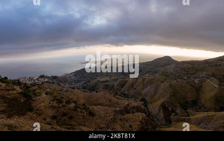 Veduta aerea di Castelmola: golfo di Catania e mare mediterraneo coperto di nuvole, Taormina. Provincia di Messina, Sicilia, Italia Foto Stock