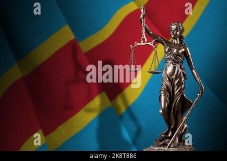 Bandiera della Repubblica democratica del Congo con statua della giustizia delle donne e scale giudiziarie in camera oscura. Concetto di giudizio e di punizione, contesto fo Foto Stock