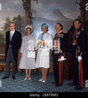 Oslo 19700909. Il presidente della Germania occidentale Gustav Heinemann (SPD) in visita ufficiale in Norvegia. Qui Heinemann e la signora Hilda Ordemann nel tempo degli uccelli al Castello per la fotografia ufficiale, 9 settembre 1970. Da sinistra: Presidente Heinemann, Principessa della Corona Sonja, Hilda Ordemann, Re Olav e Principe della Corona Harald. Foto: Henrik Laurvik / NTB Foto Stock