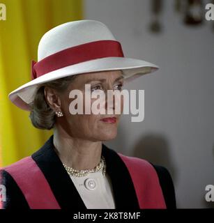 Eidsvoll 19910620: Siggingsferden 1991 giugno. Re Harald V - firma e Sigsninger. La foto: La coppia reale visita l'edificio Eidsvoll. Qui la regina Sonja. Cappello bianco con nastro di cappello rosso. Foto: Lise Åserud / NTB / NTB Foto Stock