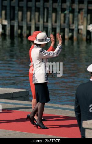 Oslo. La coppia reale svedese, la regina Silvia e il re Carl Gustaf, visitano la Norvegia con la coppia reale norvegese, la regina Sonja e il re Harald. Qui la regina Sonja e la regina Silvia all'arrivo di quest'ultima ad Oslo. Foto; Lise Åserud / NTB Foto Stock