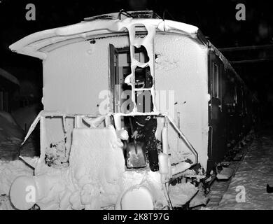 Nelaug stazione 19510207: Forte nevicata sulla parte meridionale del paese ha creato caos nel traffico ferroviario. In totale, cinque treni sono rimasti bloccati nelle masse di neve alle stazioni di Helldalsmo e Nelaug, e i passeggeri hanno dovuto trascorrere la notte in treni ghiacciati. Ecco uno dei vagoni per disabili alla stazione di Nerlaug. Foto: NTB / NTB Foto Stock