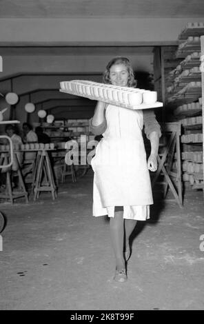 Porsgrunn, gennaio 1947 interni e vita lavorativa di Porsgrunds Porselænsfabrik, che ha iniziato la produzione di beni di consumo per le case. Qui prodotti di porcellana sulla strada per bruciare. (Porsgrund Porselænsfabrik) Foto: TH. Scotaam / corrente / NTB Foto Stock