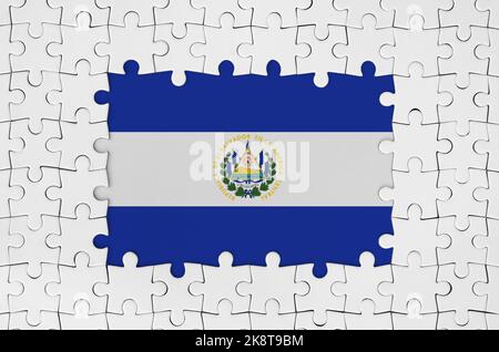 El Salvador bandiera in cornice di pezzi puzzle bianchi con parti centrali mancanti Foto Stock