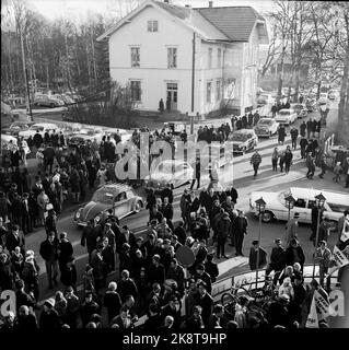 Magnor ottobre 1965: Successo in contanti per la margarina norvegese All Saints' Day è arrivato quasi diecimila auto imballate dalla Svezia a Magnor per commerciare alimenti norvegesi sovvenzionati come zucchero, margarina e farina di grano. La stragrande maggioranza si trovava nel grande magazzino per il 'Re Margarine' per Løken. Ecco una panoramica che mostra il caos del traffico, che diversi poliziotti sono stati portati in diretta. Foto: Aage Storløkken / corrente / NTB Foto Stock