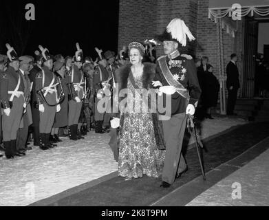 Asker 19610112. Matrimonio della principessa Astrid. Gli ospiti lasciano la chiesa. Il principe Viggo, conte di Rosenborg, con la moglie americana Eleanor Green (principessa Viggo). Foto: NTB / NTB Foto Stock