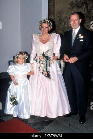 Oslo 19891209: Cathrine Ferner, nipote del re Olav, sposa Arild Johansen nella chiesa di Ris a Oslo. La sposa in abito rosa con paillettes, pizzo e corona di fiori nei capelli. Qui la sposa con suo padre, Johan Martin ferner, e la ragazza nuziale Laila Maria, nipote dello sposo di 5 anni e mezzo. Foto: Knut Falch Foto Stock