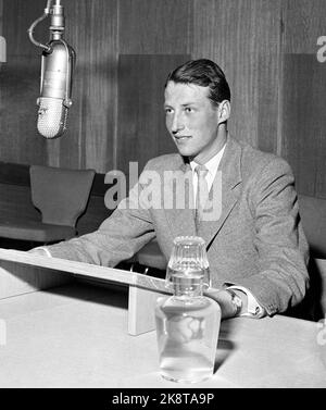 Oslo 19570801 il Principe Harald parla in Norwegian National Broadcasting / radio in relazione al 85th° compleanno di King Haakon. Qui Harald in studio, dal microfono. Foto: NTB / NTB Foto Stock