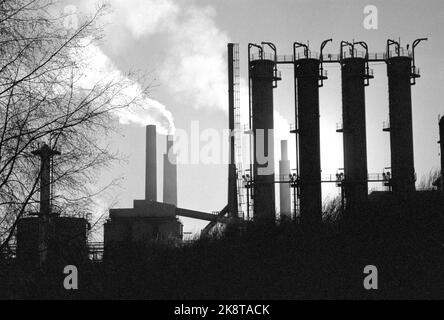 Oslo 19871110: Klorgassfabrikken - Norsk Hydro Porsgrunn, fotografata il 10 novembre 1987. Verranno avviati i lavori per tracciare la portata dell'inquinamento da mercurio che è avvenuto in fabbrica. /Factory pipe/pipe/camino/fumo/fumo/ Foto: Eystein Hanssen / NTB / NTB Foto Stock