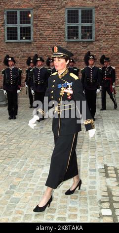 Oslo 19970528: Il capo della polizia Ingelin Killengreen in uniforme arriva alla cena di gala ad Akershus in connessione con la visita di stato del re Alberto II e della regina Paola del Belgio in Norvegia. Foto: Jon EEG NTB / NTB Foto Stock