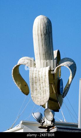 Oslo 1975 scultura di banana di Banan-Matthiessen in cima all'edificio di Banan-Matthiessen a Filippstad. (La banana si trovava sul tetto della banana-matthiess banana maturo a Filippstad dal 1952 al 1992, e nel 2006 è stato spostato al centro d'arte di Høvikodden) Foto: Erik Thorberg / NTB / NTB Foto Stock