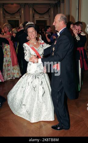 Oslo 199308: Matrimonio reale d'argento. La coppia reale norvegese, la regina Sonja e il re Harald, celebrano il loro matrimonio d'argento con una cena di gala e danza al castello. Foto: Bjørn Sigurdsøn / NTB Foto Stock
