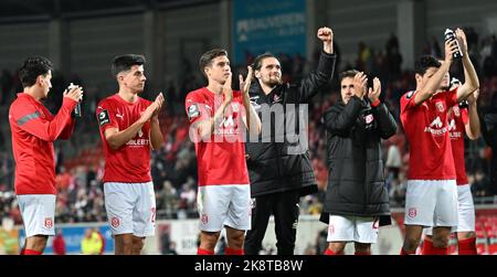 24 ottobre 2022, Sassonia-Anhalt, Halle (Saale): Calcio: Campionato 3rd, Hallescher FC - SpVgg Bayreuth, Giornata 13, Leuna-Chemie-Stadion. La squadra di Halle con il capitano Jonas Nietfeld (4th da destra) reagisce dopo la partita. Halle vince 3:0. Foto: Hendrik Schmidt/dpa/ZB - NOTA IMPORTANTE: In conformità ai requisiti della DFL Deutsche Fußball Liga e della DFB Deutscher Fußball-Bund, è vietato utilizzare o utilizzare fotografie scattate nello stadio e/o della partita sotto forma di immagini in sequenza e/o serie di foto simili a un video. Foto Stock