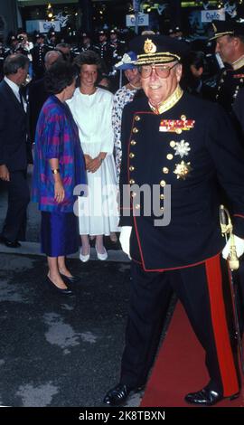 Oslo 19880702. Re Olav compie 85 anni. Qui il re Olav lascia la Storting dopo una visita in occasione dell'anniversario. Dietro Märtha Louise, la Principessa della Corona Sonja e il Principe della Corona Harald. Foto: Eystein Hansen NTB / NTB Foto Stock