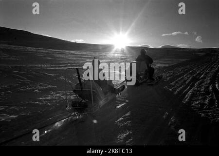 Golsfjellet, Pasqua 1962: Ottomila si prendono cura. La Croce Rossa è pronta nella montagna pasquale. La Croce Rossa si muove con motoslitte e slitte per raccogliere una giovane ragazza che si è ammalata all'interno del prato. Foto: Bjørn Bjørnsen / corrente / NTBSCANPIX. Foto Stock