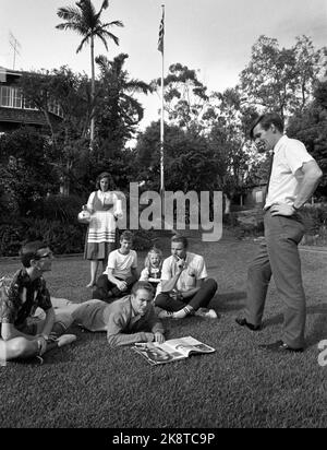 Sydney 19700418 Heilnorsk in Australia la Chiesa dei marinai norvegesi a Sydney è un punto d'incontro principalmente per i marittimi norvegesi che navigano tra porti stranieri. I norvegesi si rilassano nell'erba fuori dalla chiesa. I padroni di casa sono dotati di caffè. Foto: Sverre A. Børretzen / corrente / NTB Foto Stock