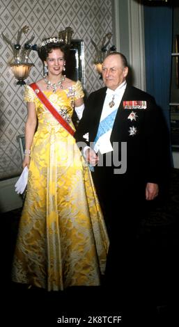 Oslo Febbraio 1973. Regina Margrethe di Danimarca in visita ufficiale in Norvegia. La regina Margrethe con il re Olav durante la cena Gallama al Grand. Abito giallo, diadem e gioielli. Foto: NTB / NTB Foto Stock