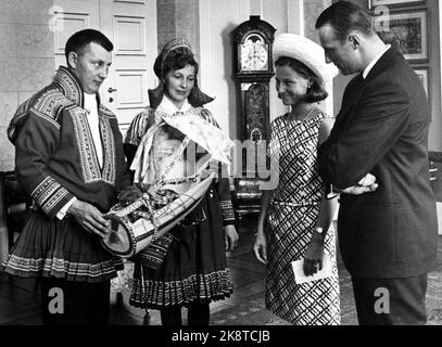 Oslo 1968-08-29: Matrimonio reale norvegese. Il principe ereditario Harald e Sonja Haraldsen. Qui, la coppia del principe ereditario riceve una venuta come regalo da una coppia di Sami. Foto; NTB / NTB Foto Stock