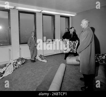 Oslo 195812 il nuovo edificio governativo di Akersgaten è pronto per essere utilizzato. Il primo ministro Einar Gerhardsen (Th) si sentì un po' di intralcio quando volle visitare il suo nuovo ufficio, nel bel mezzo della mossa. Foto: Corrente / NTB Foto Stock