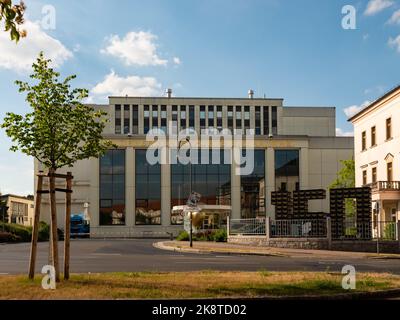 Vista frontale dell'edificio della birreria Radeberger. Ingresso della società. Il marchio di birra della Sassonia è noto in tutto il mondo e una destinazione. Foto Stock