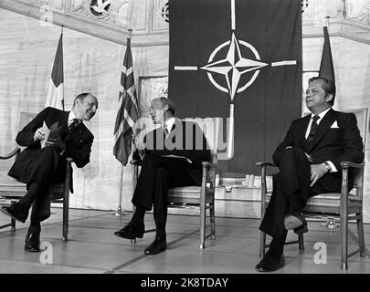 Oslo 19760520. Consiglio dei ministri della NATO a Oslo. Dall'apertura ufficiale nel Municipio di Oslo. Sul podio: Il Segretario Generale della NATO, Joseph LUNs, il primo Ministro Odvar Nordli e il Ministro degli Esteri Knut Frydenlund. Foto Henrik Laurvik / NTB Foto Stock