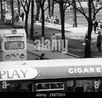 Oslo 19600604 'dove l'impulso della città bussa' Foto di Cecilhjørnet a Oslo. Stortingsgaten 8, attraversata la Stortingsgaten / Rosenkrantzgate. La telecamera riflette la vita del giorno in un angolo di strada a Oslo. Il tram di Bøler. Foto: Aage Storløkken / corrente / NTB Foto Stock