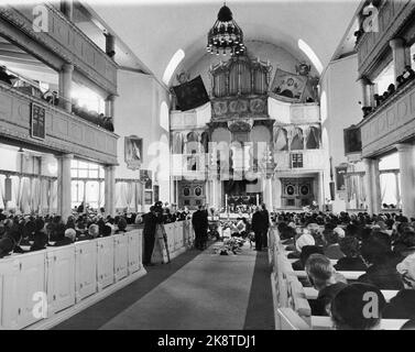 Røros 22 aprile 1967. Al funerale dell'autore Johan Falkberget erano presenti molte persone famose. Qui dalla chiesa di Røros dove si svolsero i funerali. La chiesa era ubriaca così 3-400 persone dovevano stare fuori e ascoltare il sacerdote attraverso i diffusori fuori dalla chiesa. Foto: Timmie Skotaam / corrente / NTB Foto Stock