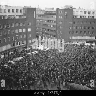 Oslo Domenica 19 Marzo 1961. Il comitato d'azione contro le armi nucleari riunisce migliaia di treni dimostrativi a Oslo. Qui dalla piazza del municipio. Foto: Corrente / NTB Foto Stock