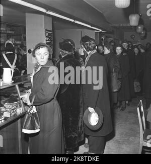 Arvika, Svezia 195412. Le casalinghe norvegesi hanno conquistato Arvika. Nel mese di dicembre, la città è stata invasa fino a 20 autobus norvegesi imballati da casalinghe shopping di Natale. Lunghe code di casalinghe nel negozio coloniale e il negozio di giocattoli per acquistare a buon mercato ciò di cui hanno bisogno per Natale. Alcuni giorni ci sono fino a 6-700 donne di shopping di Natale. Qui vediamo grandi code ovunque, dove si viaggia nei negozi. Foto: Aage Storløkken / corrente / NTB Foto Stock